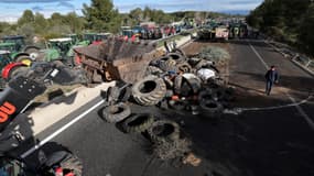 Des agriculteurs espagnols bloquent l'autoroute A7 reliant l'Espagne à la France avec des tracteurs et des pneus dans la région de Catalogne, à Pontos, près de Figueras, le 27 février 2024.