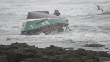 Navette des sauveteurs en mer échouée sur une plage des Sables d'Olonne à la suite d'un chavirage vendredi 7 juin