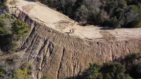 Les habitants de Spéracèdes, dans les Alpes-Maritimes, alertent sur la présence d'une possible décharge de BTP sous un chemin forestier.