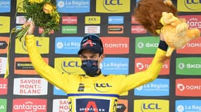 L'Australien Richie Porte, nouveau leader du Dauphiné Libéré, pose sur le podium après la 7e étape, disputée entre Saint-Martin-Le-Vinoux et La Plagne, le 5 juin 2021, et remportée par l'Ukrainien Mark Padun