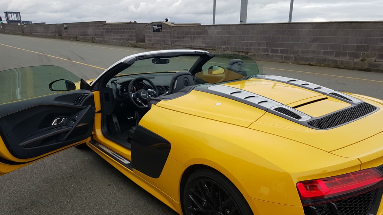 Bien que jaune, cette R8 Spyder était là porte ouverte, prête à partir sur le circuit. Alors on n'a pas trop hésité! Bien que jaune, cette R8 Spyder était là porte ouverte, prête à partir sur le circuit. Alors on n'a pas trop hésité!
