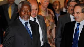 L'émissaire international Kofi Annan (ici à son arrivée à Damas dimanche) et le président syrien Bachar al Assad s'entretiennent lundi à Damas sur fond de poursuite des violences seize mois après le début des manifestations antigouvernementales réprimées