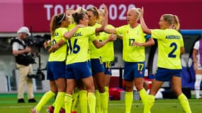 Les Suédoises célèbrent leur victoire face aux États-Unis lors du premier match des Jeux olympiques, le 21 juillet