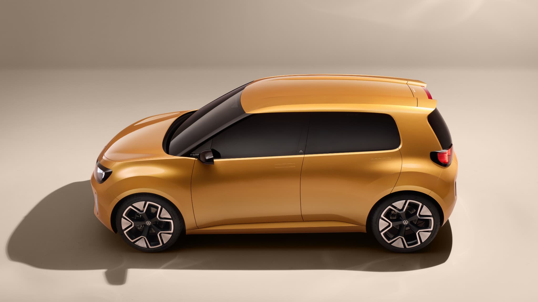 Sur cette future ID.1, la ligne de toit s’abaisse au centre, "une caractéristique habituellement réservée aux voitures de sport", souligne Volkswagen.