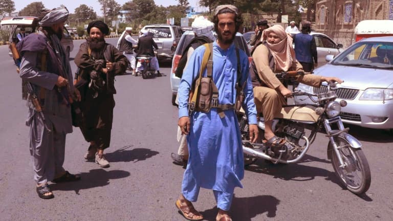 Des combattants talibans patrouillent dans une rue de Herat en Afghanistan le 14 août 2021