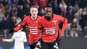 L'attaquant de Rennes Arnaud Kalimuendo et Adrien Truffert face à l'OM le 11 janvier 2025