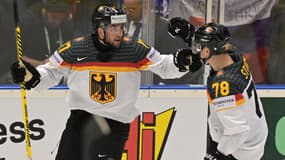 Tobias Eder (à gauche) avec l'équipe nationale d'Allemagne de hockey sur glace, à Ostrava le 10 mai 2024