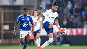 Jean-Ricner Bellegarde face à Dimitri Payet lors de Strasbourg-OM, le 29 octobre 2022.