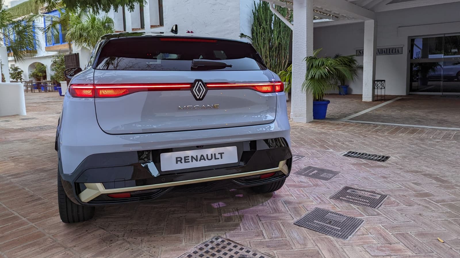 La Nouvelle Mégane est le premier modèle à adopter le nouveau logo de Renault. Tout un symbole. La Nouvelle Mégane est le premier modèle à adopter le nouveau logo de Renault. Tout un symbole.