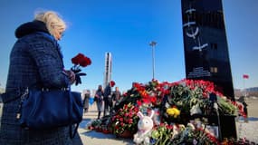 Une femme se recueillant sur le lieu de mémoire aux victimes de l'attentat terroriste de 2024 à Moscou (Russie) au Crocus City Hall, un an après l'attaque le 22 mars 2025.