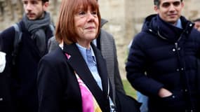 Gisèle Pelicot arrive avec son avocat Stéphane Babonneau au tribunal d'Avignon le 19 décembre 2024.