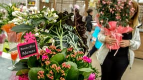 Des gens achètent des fleurs pour la fête des mères, le 29 mai 2016 à Godewaersvelde, dans le nord de la France. 