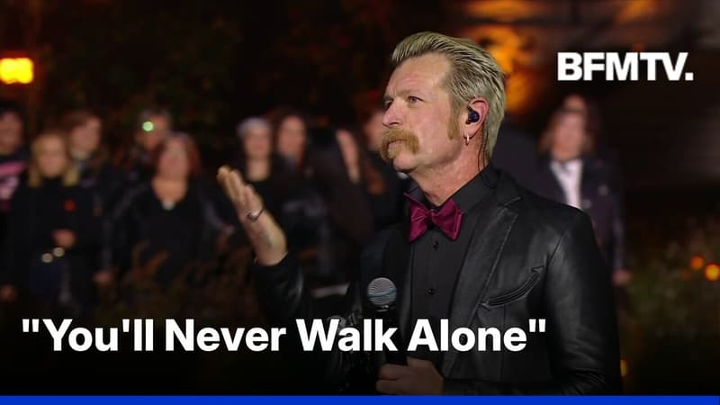 Jesse Hughes, chanteur d'"Eagles of Death Metal" et le chSur du 13, interprètent "You'll Never Walk Alone"