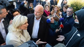 Marine Le Pen lors d'un vif échange avec un adolescent à Alençon le 28 octobre 2021
