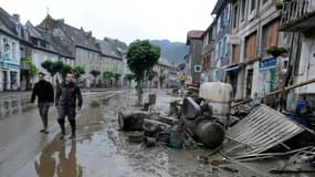 Des habitants de Saint-Béat, en Haute-Garonne, constatent les dégâts après les inondations, le 21 juin.