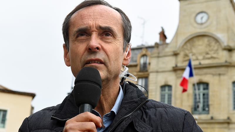 Robert Ménard à Béziers face aux journalistes. 