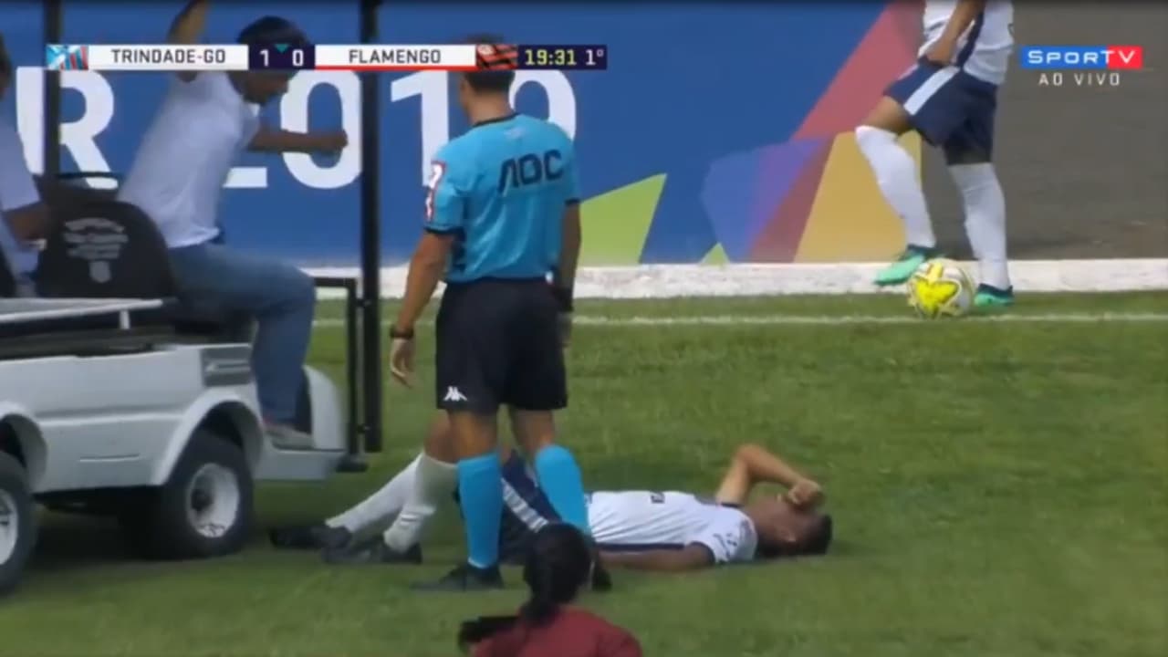 Brésil un joueur blessé se fait écraser le pied... par l'ambulance