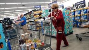 Des clients font leurs courses dans un Walmart Supercenter le 20 février 2024 à Hallandale Beach, en Floride.
