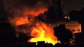 Explosions dans un camp des forces loyales au président ivoirien sortant Laurent Gbagbo, dans le quartier de Treichville, à Abidjan. La France a franchi un pas en Côte d'Ivoire en engageant des hélicoptères contre les forces de Laurent Gbagbo, lundi soir,