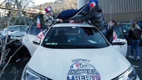 Des automobilistes se préparent à "rouler sur Paris" dans le cadre d'une action baptisée "convois de la liberté", le 9 février 2022 à Nice