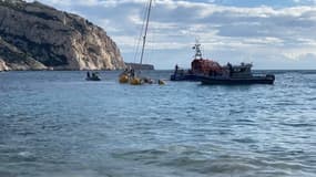 Après s'être échoué le 8 octobre dernier, dans la calanque de Sormiou (Bouches-du-Rhône), le voilier a pu être remorqué