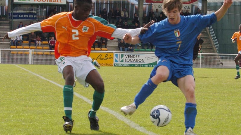 Un Ivoirien dispute le ballon à un Italien lors du tournoi de Montaigu 2006