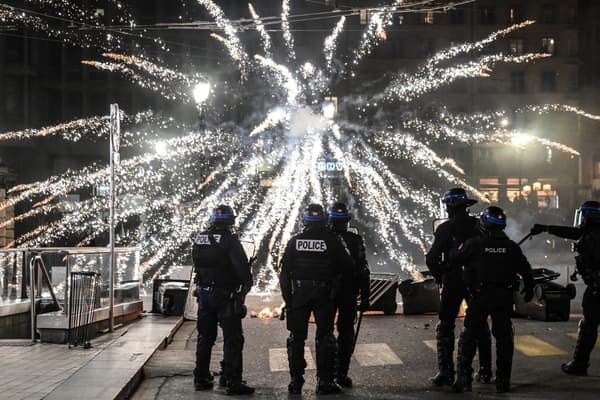 Des tirs de mortiers sur des policiers à Lyon, le 16 mars 2023 Des tirs de mortiers sur des policiers à Lyon, le 16 mars 2023