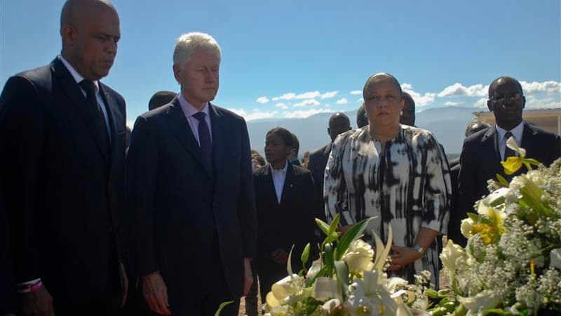 Haïti a commémoré samedi dans la sobriété le troisième anniversaire du séisme qui a décimé le 12 janvier 2010 la capitale Port-au-Prince et provoqué la mort de plus de 250.000 personnes. Le président haïtien Michel Martelly (à gauche) et l'ancien présiden