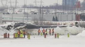 Des enquêteurs examinent l'épave d'un avion de Delta Air Lines un jour après son écrasement à l'atterrissage à l'aéroport international Pearson de Toronto (Ontario), le 18 février 2025.