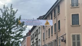 Une banderole accusant les vice-présidents de la métropole de Lyon, d’être les responsables de “la mort prochaine” des commerces d’Oullins-Pierre-Bénite a été déployée ce lundi 15 juillet.