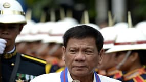 Le président philippin Rodrigo Duterte, inspecte ses troupes militaires au lendemain de son investiture. 
