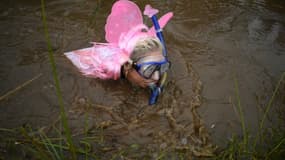 Une concurrente déguisée en fée participe au concours de Bog Snorkelling à Llanwrtyd Wells le 30 août 2015
