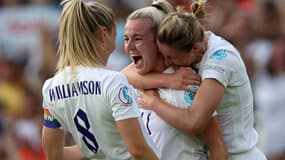 L'attaquante anglaise Lauren Hemp (C) célèbre le deuxième but de son équipe lors du match de football du groupe A de l'UEFA Women's Euro 2022 entre l'Angleterre et la Norvège au Brighton and Hove Community Stadium à Brighto.