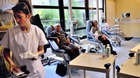 Une infirmière travaille dans une salle où les patients subissent un traitement de chimiothérapie, le 6 février 2013, au Centre Oscar Lambret de Lille, dans le nord de la France, une unité médicale régionale spécialisée dans le traitement du cancer, qui fait partie de l'hôpital régional de Lille.