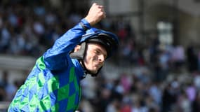 Le jockey James Reveley interpelle Emmanuel Macron en direct à la télévision
