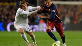Neymar et Luka Modric lors du Clasico d'avril 2016.