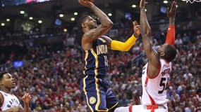 Paul George au milieu de la défense des Toronto Raptors