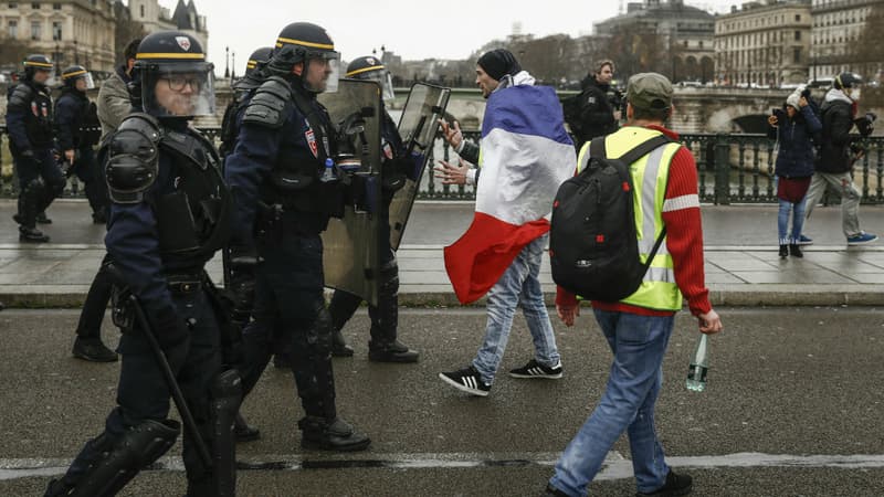 Des gilets jaunes repoussés par les forces de l'ordre à Paris le 22 décembre 2018. Photo d'illustration