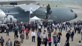 Au premier jour d'ouverture, le salon du Bourget se remplit. Au fond, l'A400M.