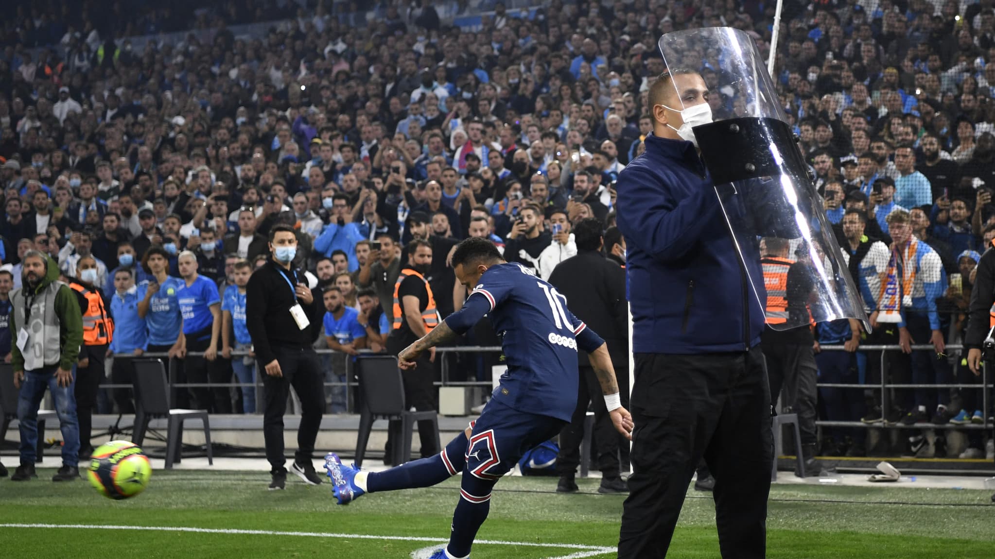 9 policiers blessés et 21 interpellations, le bilan des incidents du Classique OM-PSG