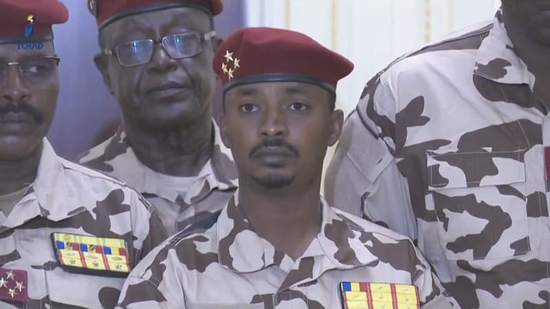 Âgé de 37 ans, Mahamat Idriss Déby occupe les fonctions de président de la République, de chef de l'État et de chef suprême des Armées selon la charte de transition.