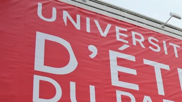 Une affiche annonçant l’université d’été du Parti socialiste à La Rochelle, annulée et reportée sous une autre forme