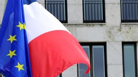 Un drapeau français et un drapeau de l'UE flottent devant l'ambassade française à Berlin, le 7 mai 2017