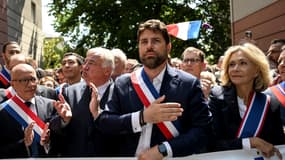 Vincent Jeanbrun, maire LR de L'Haÿ-les-Roses (Val-de-Marne), lors d'une marche organisée après l'attaque de son domicile.