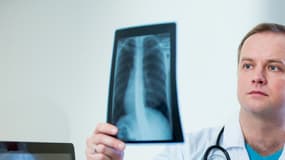 Le dépistage actif de la "tuberculose maladie" (TM) est basé sur la radiographie pulmonaire.