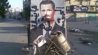 Dans une rue d'Alep, la deuxième ville de Syrie. Les hélicoptères et l'artillerie de l'armée syrienne poursuivaient dimanche le bombardement des positions rebelles à Alep dont les forces de Bachar al Assad veulent reprendre le contrôle, suscitant l'inquié
