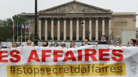 Manifestation devant l'Assemblée nationale à à quelques jours de l'examen de la proposition de loi sur le secret des affaires par une commission mixte paritaire. 