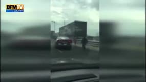 Un homme nu coursé sur l’autoroute par des policiers