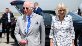 Le roi Charles et son épouse la reine Camilla le 23 octobre 2024 à l'aéroport de Sydney avant de s'envoler pour les Samoa