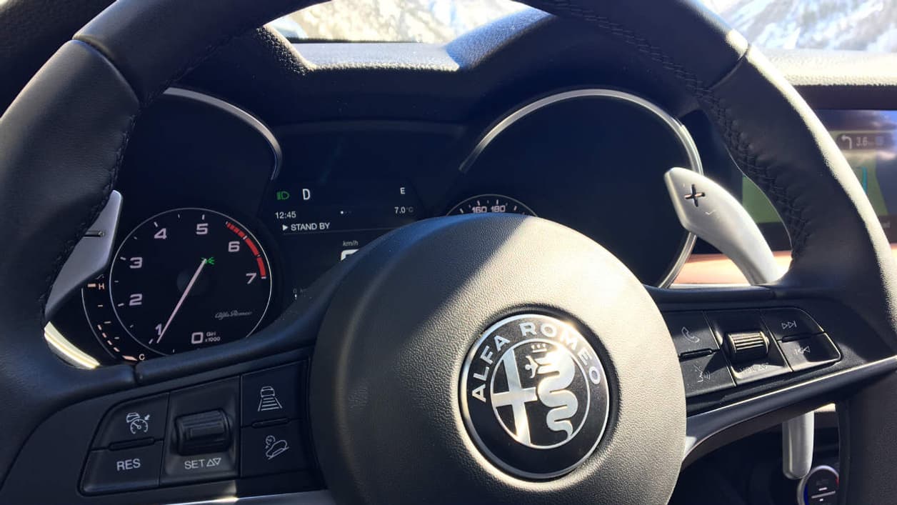 L'ergonomie du volant ne semble pas tout à fait pensée: les grandes palettes gènent l'accès aux autres comodos. Et le logo noir et blanc casse l'imaginaire coloré d'Alfa... comme sa carrosserie blanche. L'ergonomie du volant ne semble pas tout à fait pensée: les grandes palettes gènent l'accès aux autres comodos. Et le logo noir et blanc casse l'imaginaire coloré d'Alfa... comme sa carrosserie blanche.